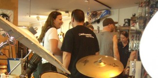 Endlich im Musikuniversum! Alkbottle feiert.