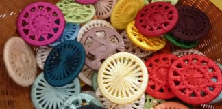 Knopf Hoch! – ist das Motto Österreichs einziger Zwirnknopferzeugung.