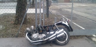 "Ich fahr`weg mit`n Radl". In der Tauschekgasse stehen die Reste eines Motorrads.