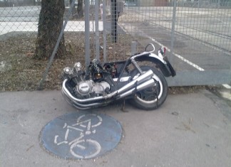 "Ich fahr`weg mit`n Radl". In der Tauschekgasse stehen die Reste eines Motorrads.