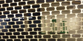 Sperrstund`ist. Das ES Einkaufszentrum, der Einkaufsspitz schließt.