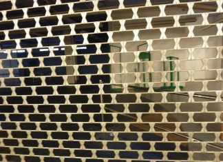 Sperrstund`ist. Das ES Einkaufszentrum, der Einkaufsspitz schließt.